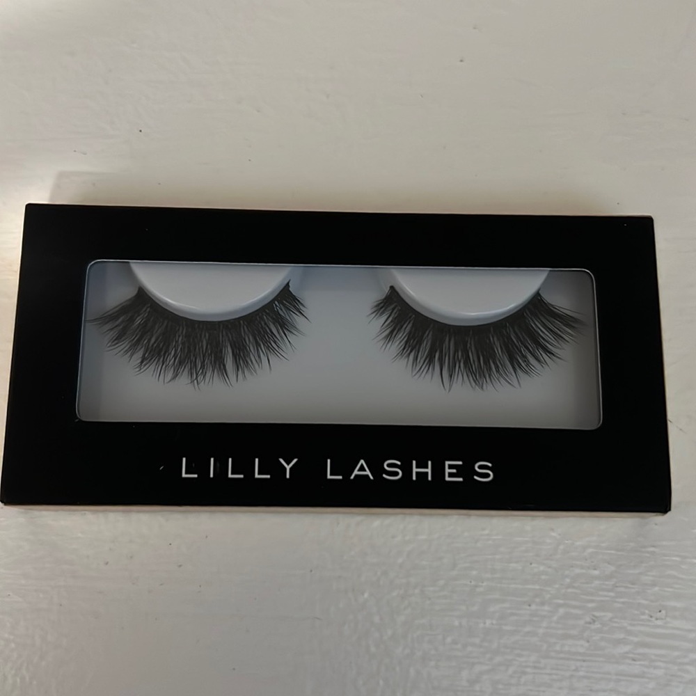 Lashes - Picture 1 of 4
